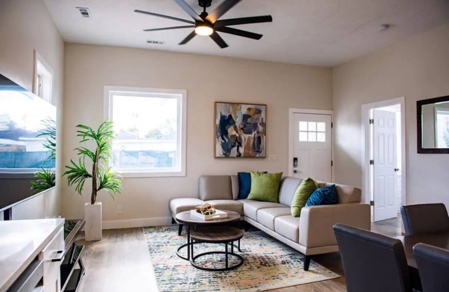 The Olive Den - Spacious New Remodel - Big Groups..