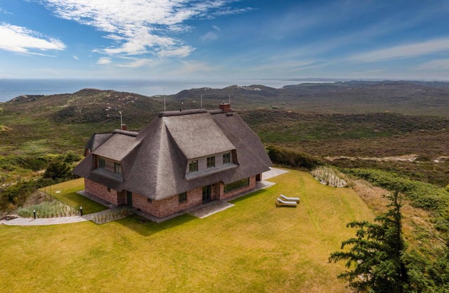 “The One” – Dream Home Under Thatch, Between Wadden Sea & North Sea