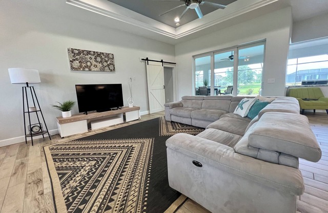 The Onyx Pearl Private Home~Sleeps 6~Heated Pool~Canal