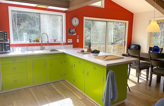 The Orange House, Your Creekside Mountain Getaway!