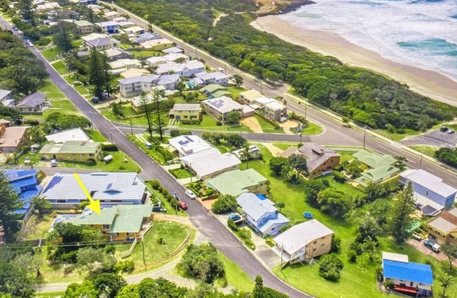The Original Beach Hilday Home. Listen to the waves and watch the whales in bed.
