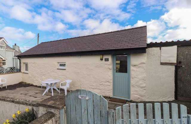 THE OUTBUILDING AT TYN LLAN, pet friendly in Cemaes Bay