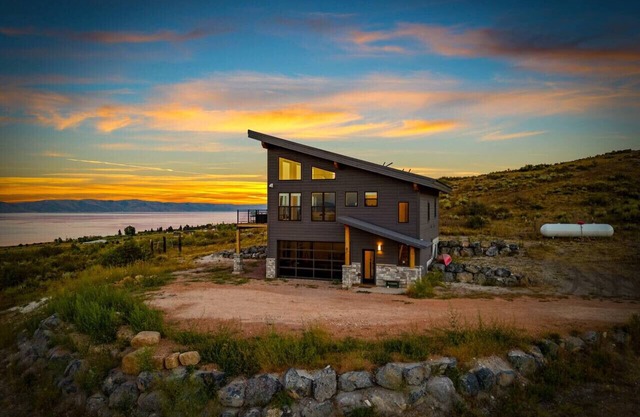The Overlook | BBQ + Stunning Lake Views + Games