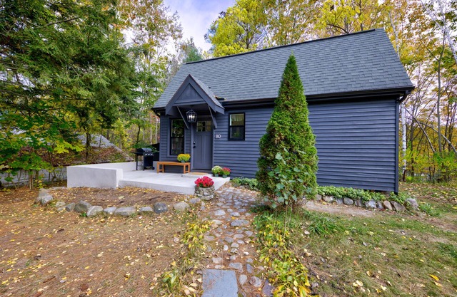 The Owl's Nest Tiny Home - Pet Friendly