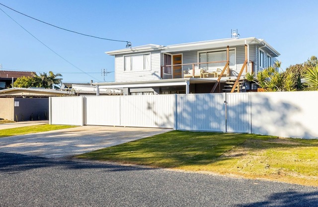 The Pacific Pearl,16 Pacific Avenue, Anna Bay - pet friendly, air con