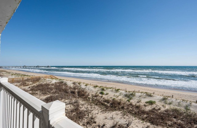 Profitez des levers de soleil spectaculaires, de la détente en bord de mer et du plaisir OBX avec style au Paisley Marlin!