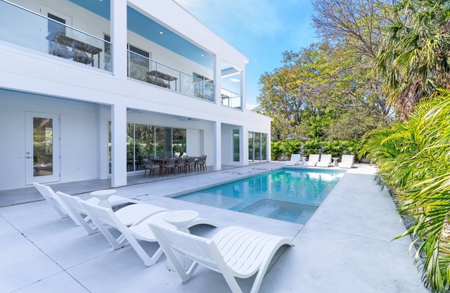 The Palace on Clematis – Siesta Key Vacation Home with Pool, Firepit & Location