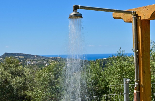 La maison des papas sur la colline avec vue sur la montagne et la mer amicale pour les familles