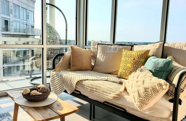 THE PARADISE PLACE! Luxurious Entire 1 Bedroom Condo w/ Balcony