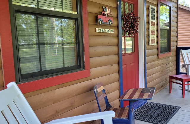 Fall Getaway in the Ozarks! Cozy Comfort for the whole family! Firepit & Patio!
