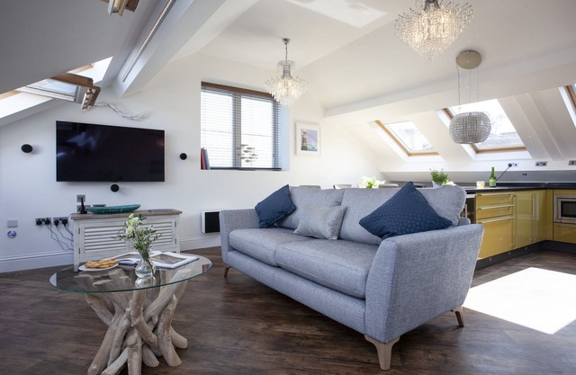 The Penthouse, 15 At The Beach -An apartment that sleeps 6 guests in 3 bedrooms