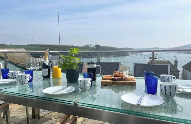 THE PENTHOUSE, family friendly, country holiday cottage in Salcombe