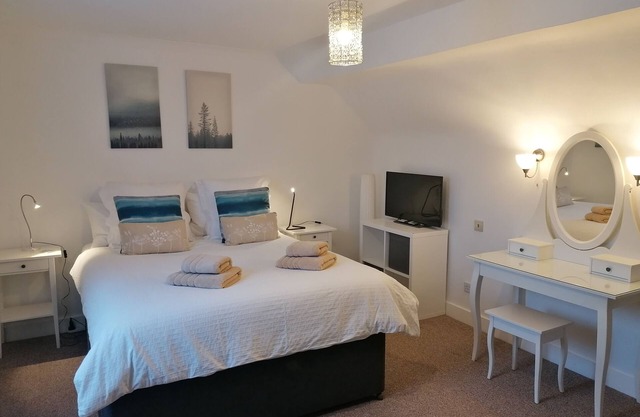The perfect Brixham getaway- pet friendly with parking!