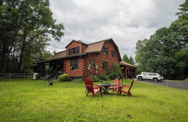 ★ Cozy Log Cabin Getaway - 3br/2bth Right off of Exit 19 on 93! ★
