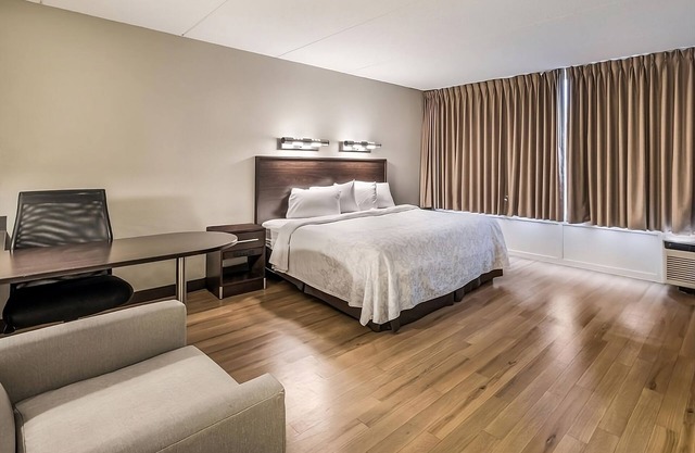The Perfect Family Escape! 3 Great Units, FREE Parking, Close to Stone Zoo!