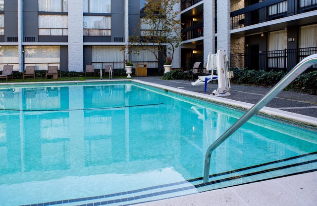 The Perfect Getaway is Here! Close to Best Restaurants! Pool, Pets are Welcome!