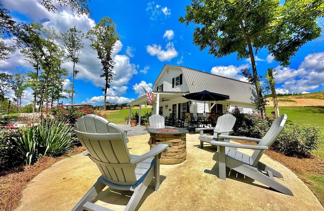 The Perfect Getaway at "The Rose Cottage". Hot tub, fire pit, kayaks & lake!
