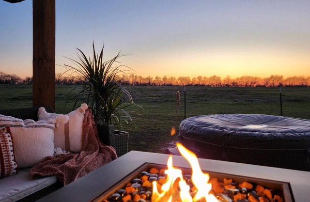 The Perfect Retreat: Modern Tiny Home - Hot Tub - Stunning Sunset Views