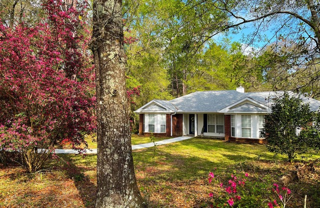 The perfect retreat! Tucked away on a private lane, 15min to downtown Fairhope.