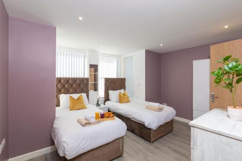 The Phantom Apartment ideal for JR Churchill Manor Nuffield Hospitals Oxford B University 2023 built sleeps 5 people comfortably very modern 2 rooms 3 bathrooms 1 minute walk to John Radcliffe Hospital