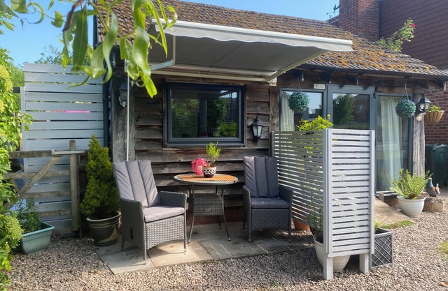 THE PHEASANT'S NEST, pet friendly, with a garden in Upton Upon Severn