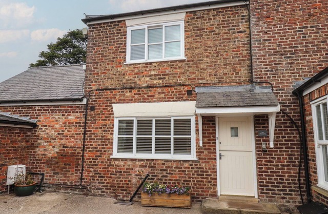 THE PHEASANTRY, pet friendly, with hot tub in Flamborough
