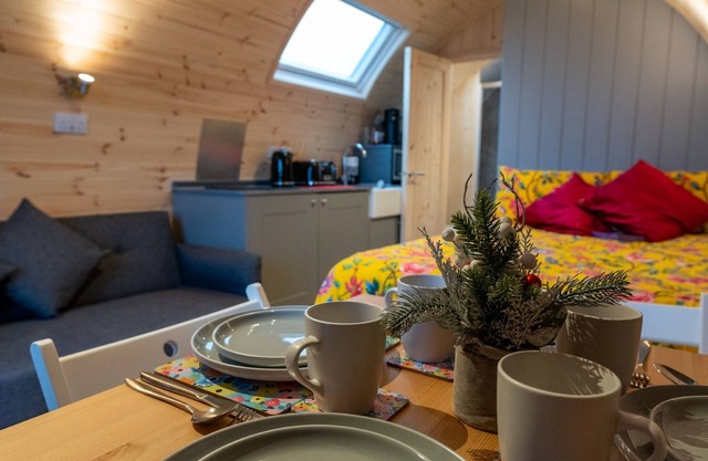 The Pig Pod - Luxury Family pod with underfloor heating on a working farm