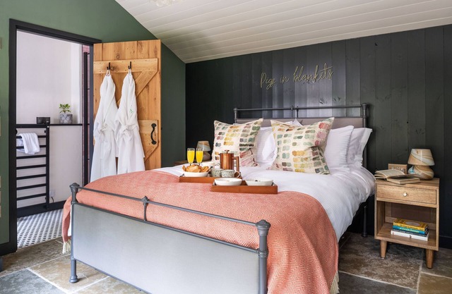 The Pigsty & Spa Garden-Prestige-Cottage-Douche-Vue sur le bois