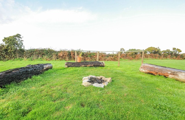 THE PIGSTY, character holiday cottage, with a garden in Penryn