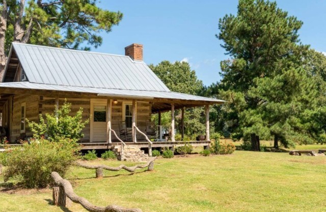 Une cabane en rondins dans les pins