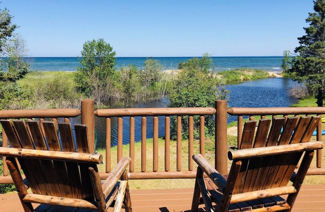 Cecil Bay Home sur Carp River avec vue sur le lac Michigan