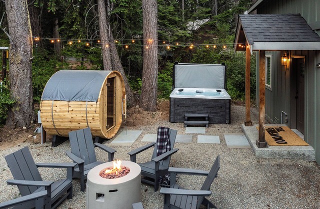 The Pinewood is a fully re-decorated mountain home with outdoor sauna, hot tub and fire pit, as well as an indoor wood-burning fireplace, record player and much more!