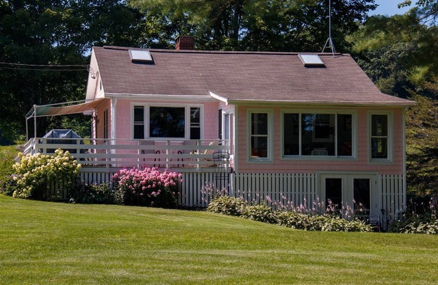 Le chalet rose sur le magnifique lac Damariscotta.