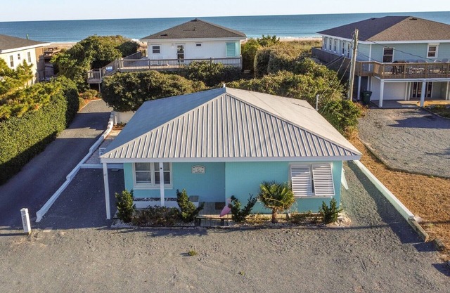 "The Pink Flamingo" Charming Coastal Cottage Steps from the Beach