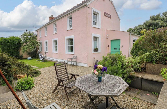 THE PINK HOUSE, pet friendly, character holiday cottage in Solva