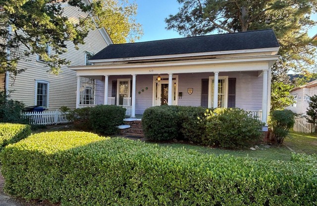 The Pirate House: A charming 3-bedroom cottage in historic Little Washington