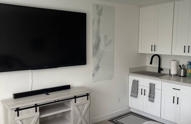 The Place To Be…..The Golden Triangle. 5 min to Playa Vista