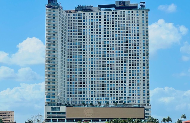 The Point – Stylish 2-BR w/Pool, Gym , Private Balcony & Free Parking