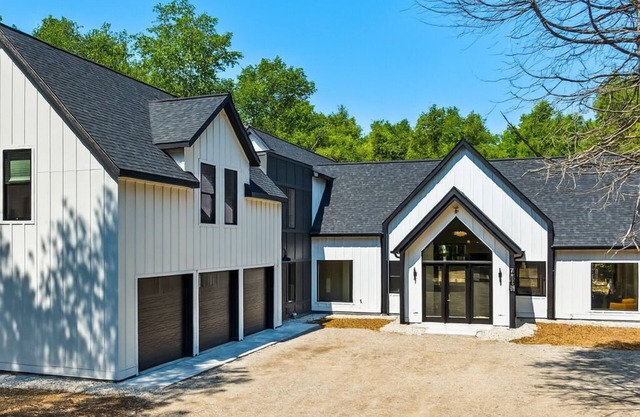 The Point – Stylish 9BR Retreat for Large Groups in Egg Harbor