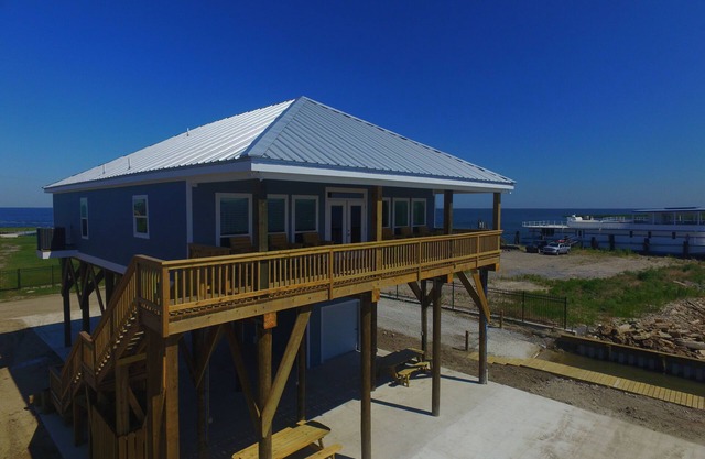 La Pointe, Grand Isle, LA Waterfront avec accès par bateau, lancement de bateau, jetée de pêche éclairée