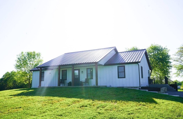 The Pond View House - quiet country getaway w/ hot tub