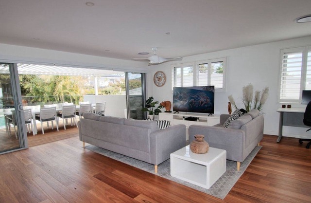 The Pool House - Light and Spacious