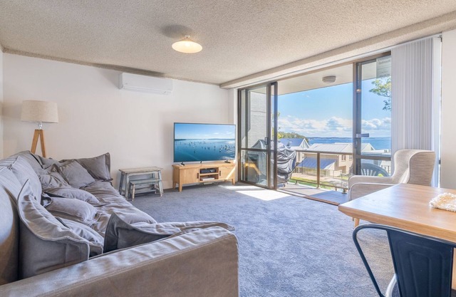 The Poplars, 8-36 Magnus St - fantastic water views, pool and WiFi