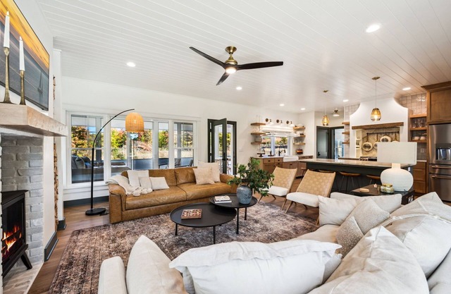 The Porch House-Designer Sister Bay Retreat