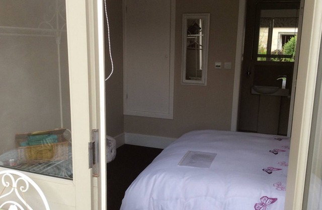 Le cabanon est une petite cabine avec une salle de douche attenante, parfaite pour 2.