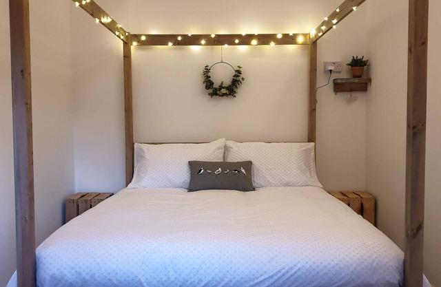 Retraite romantique confortable: bain à remous, corbeille artisanale, espace étonnant pour 4-Poster spaceQuirky!⭐