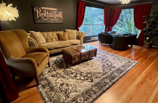 The Prohibition Hideaway- 1920s themed home! 7 min walk to downtown Nevada City