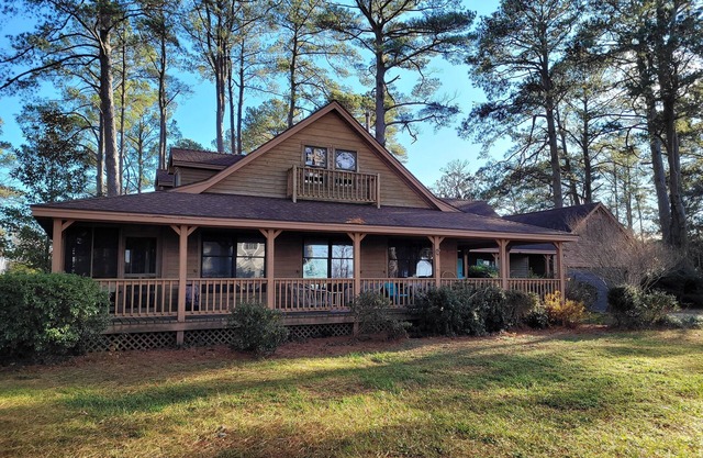 The Quarter Deck// Spacious Home with Water views!