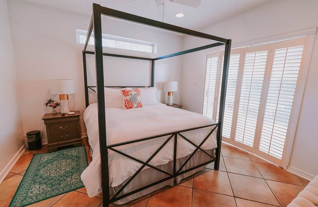 La suite Queen - emplacement parfait à Ocean Springs, à seulement un pâté de maisons de Front Beach!