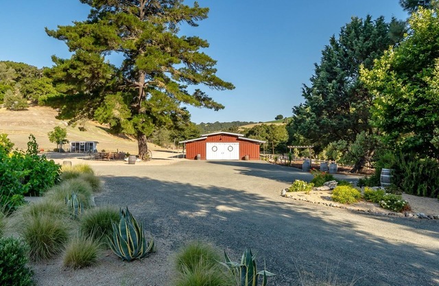Rustic and Elegant Vintage Barn (sleeps 2-4)